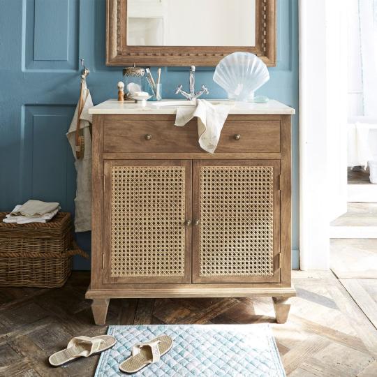 ratan mediteransky kupelnova skrinka s doskou klasicky dreveny vintage umyvadlova doska umyvadlovy nabytok vidiecka chata maly nabytok 1.jpg